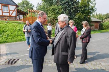 Der Vorsitzende des Kuratoriums Museum Friedland, Herr Propst a.D. Klaus Funke, begrüßt den Ministerpräsidenten Stephan Weil