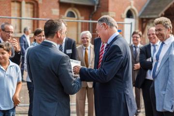 Der stellvertretende Vorsitzende des Kuratoriums Museum Friedland, Vorsitzender des BdV-Landesverbandes Niedersachsen Oliver Dix im Gespräch mit Ministerpräsident Stephan Weil