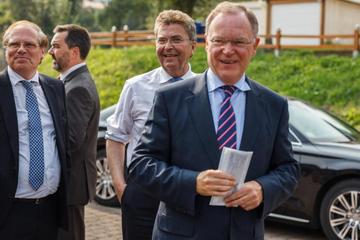 v.l.n.r. Landrat des Landkreises Göttingen Bernhard Reuter, Referatsleiter 63 Klaus Engemann, Landtagsvizepräsident Nds. Klaus-Peter Bachmann, Ministerpräsident Stephan Weil