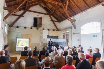 Präsentation in der ehemaligen Gepäckhalle des historischen Bahnhofs, künftig Teil des Museums Friedland