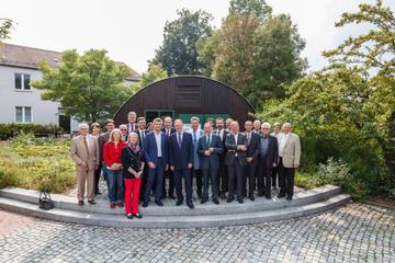 Gruppenbild vor der Nissenhütte im Grenzdurchgangslager Friedland