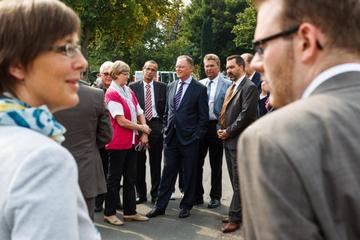 Zufriedene Gesichter und freundliche Gespräche nach erfolgtem Informationsbesuch des Ministerpräsidenten Stephan Weil