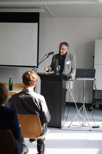 Prof. Dr. José Brunner von der Tel Aviv University hält den Eröffnungsvortrag der Tagung