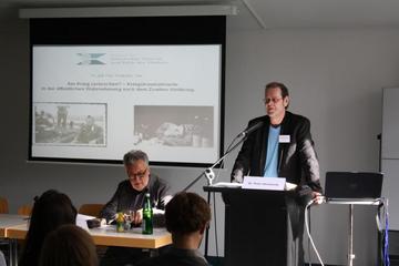 Die von Prof. Dr. Bernd Weisbrod moderierte erste Sektion beginnt mit einem Vortrag von Dr. Peter Steinkamp über Kriegstraumatisierte in der öffentlichen Wahrnehmung nach dem Zweiten Weltkrieg