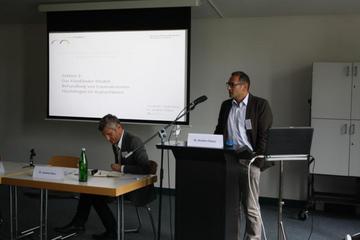 Dr. Ibrahim Özkan vom Asklepsios Fachklinikum Göttingen gibt im letzten Vortrag der Tagung einen Einblick in das aktuelle Behandlungskonzept für traumatisierte Asylsuchende in Friedland