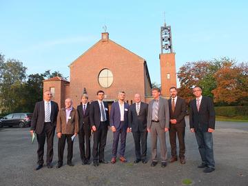 v.l.n.r. vor der Skt. Norbert Kirche: Wolfgang Sehmsdorf, Klaus Magnus, Dr. Sebastian Klappert, Oliver Krüger, Dr. Joachim Baur, BA Hartmut Koschyk MdB, Heinrich Hörnschemeyer, Klaus Engemann, Andreas Friedrichs