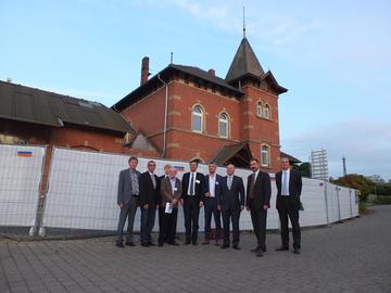 Besuchergruppe um BA Hartmut Koschyk MdB vor dem historischen Bahnhofsgebäude (1. Bauabschnitt des Museums Friedland)