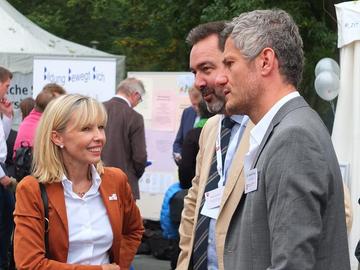 Landesbeauftragte für Migration und Teilhabe, Doris Schröder-Köpf (MdL) mit Referatsleiter des MI (Klaus Engemann) und dem Kurator des Museums Friedland, Dr. Joachim Baur, im Gespräch.