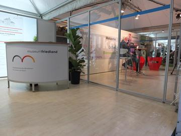 Tag der Deutschen Einheit 2014 in Hannover; Stand Museum Friedland mit Medienzentrum