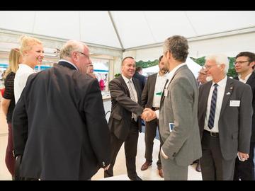 Der Niedersächsische Innenminister Boris Pistorius begrüßt seine Mitarbeiterinnen und Mitarbeiter sowie den Kurator des Museums Friedland, Dr. Joachim Baur