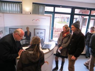 Die Wissenschaftliche Leiterin des Dokumentartheaterstücks über das Grenzdurchgangslager Friedland mit dem Titel "Schön, das ihr da seid", Frau Dr. Regina Löneke, besucht den Informationsstand Museum Friedland.