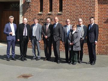 Gruppenfoto vor der katholischen St. Norbert Kirche