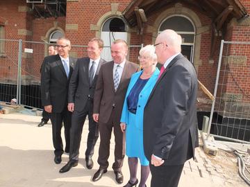 Museum Friedland: Gruppenfoto vor dem historischen Bahnhof in Friedland; v.l.n.r.: