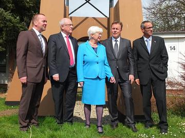 Museum Friedland: Gruppenfoto vor der Friedlandglocke; v.l.n.r. Pistorius, Kauder, Hasselfeldt, Oppermann, Friedrichs