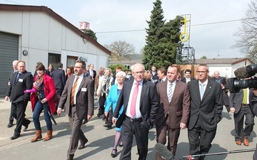 Museum Friedland: Gang zum historischen Bestandsbau Nissenhütte.