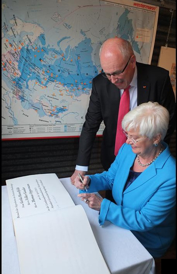 Museum Friedland: MdB Gerda Hasselfeldt (Vorsitzende der CSU-Landesgruppe im Deutschen Bundestag) trägt sich in die Chronik des Grenzdurchgangslagers Friedland ein.