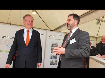 Niedersächsischer Ministerpräsident Stephan Weil und Referatsleiter 63 des Ministeriums für Inneres und Sport Klaus Engemann im Medienzentrum Museum Friedland / Erinnerungs- und Willkommenskultur.