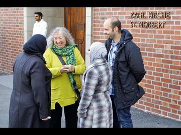 Gesprächsrunde der Protagonisten vor der St. Norbert Kirche in Friedland