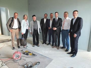 Gruppenfoto im ersten Obergeschoss des historischen Bahnhofsghebäudes