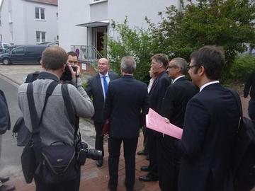 Ankunft des Aussiedlerbeauftragten der Bundesregierung Hartmut Koschyk MdB vor dem Wirtschafts- und Sozialgebäude