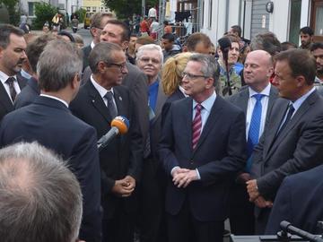 Bürgermeister der Gemeinde Friedland Andreas Friedrichs begrüßt den Bundesinnenminister Thomas de Maizière