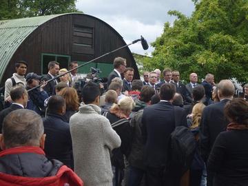 Pressekonferenz vor der Nissenhütte, dem Nukleus des künftigen Museums Friedland