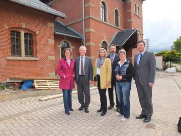 Besucherdelegation vor dem künftigen Museum Friedland im historischen Bahnhofsgebäude