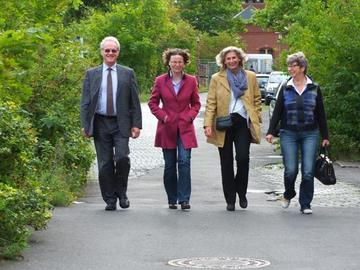 Besucherdelegation auf dem künftigen Museumspfad