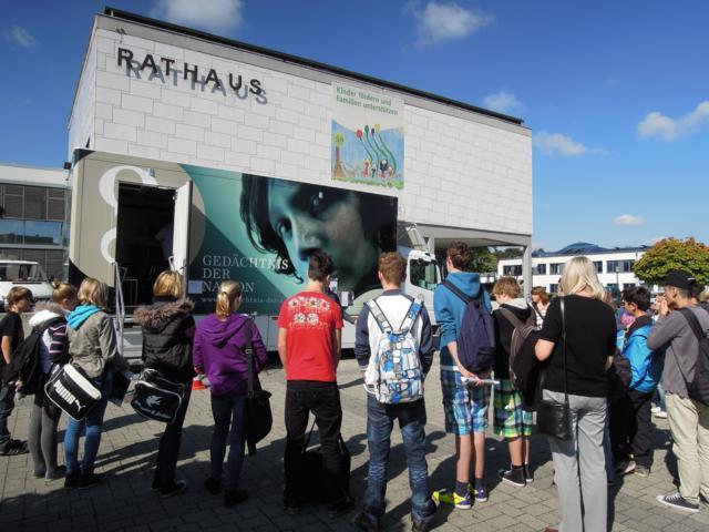 Freundliche Begrüßung auf dem sonnigen Rathausplatz in Salzgitter.