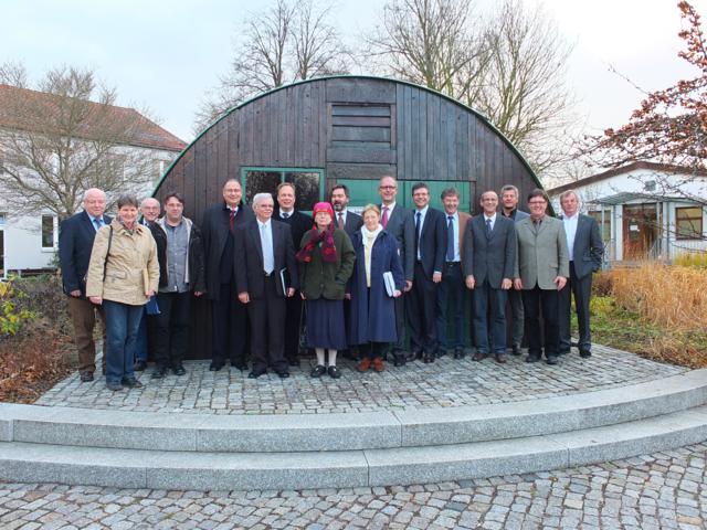 Arbeitskreis Museum Friedland mit Ehrengästen vor der historischen Nissenhütte