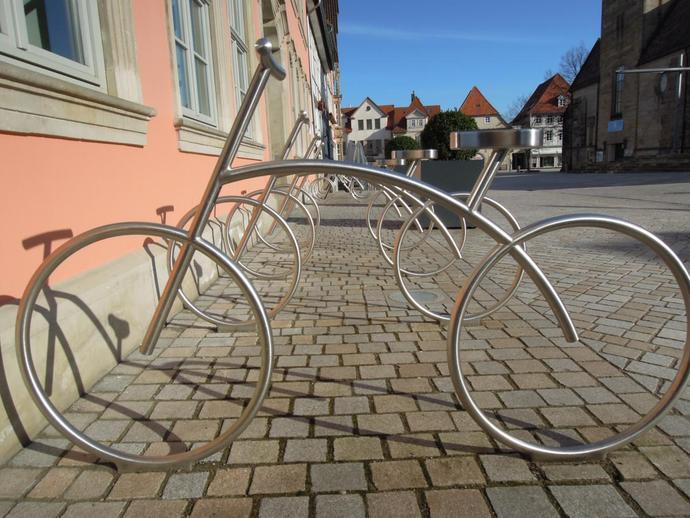 Innovative Fahrradständer in der Innenstadt von Hameln.