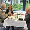 Bürger Friedlands informieren sich bei dem Dr. Lorraine Bluche und beschreiben ihre Erlebnisse in Friedland.