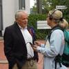 Zeitzeuge Horst Schüler, der nach seiner Haft in Workuta nördlich des Polarkreises über Friedland in die Freiheit entlassen wurde, im Gespräch mit einer Reporterin vom Deutschlandfunk.