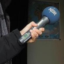 NDR-Redakteurin Ute Andres im Gespräch mit dem Zeitzeugen Herbert Schröder.