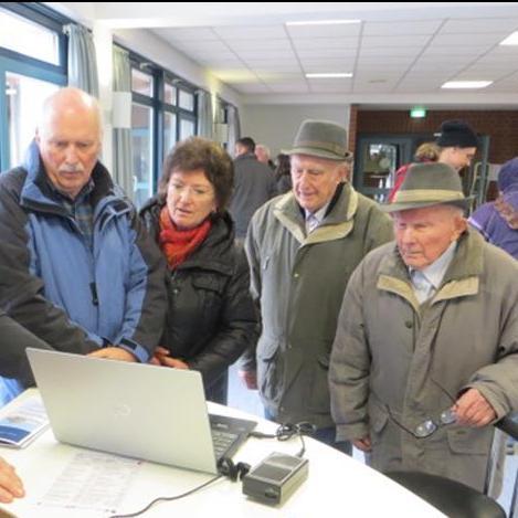 Zeitzeugen informieren sich über Projektinhalte und berichten über ihre Erlebnisse im Grenzdurchgangslager.