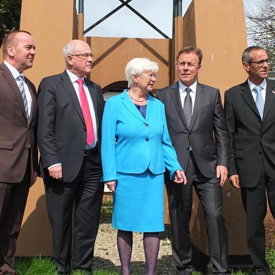 Museum Friedland: Gruppenfoto vor der Friedlandglocke; v.l.n.r. Pistorius, Kauder, Hasselfeldt, Oppermann, Friedrichs